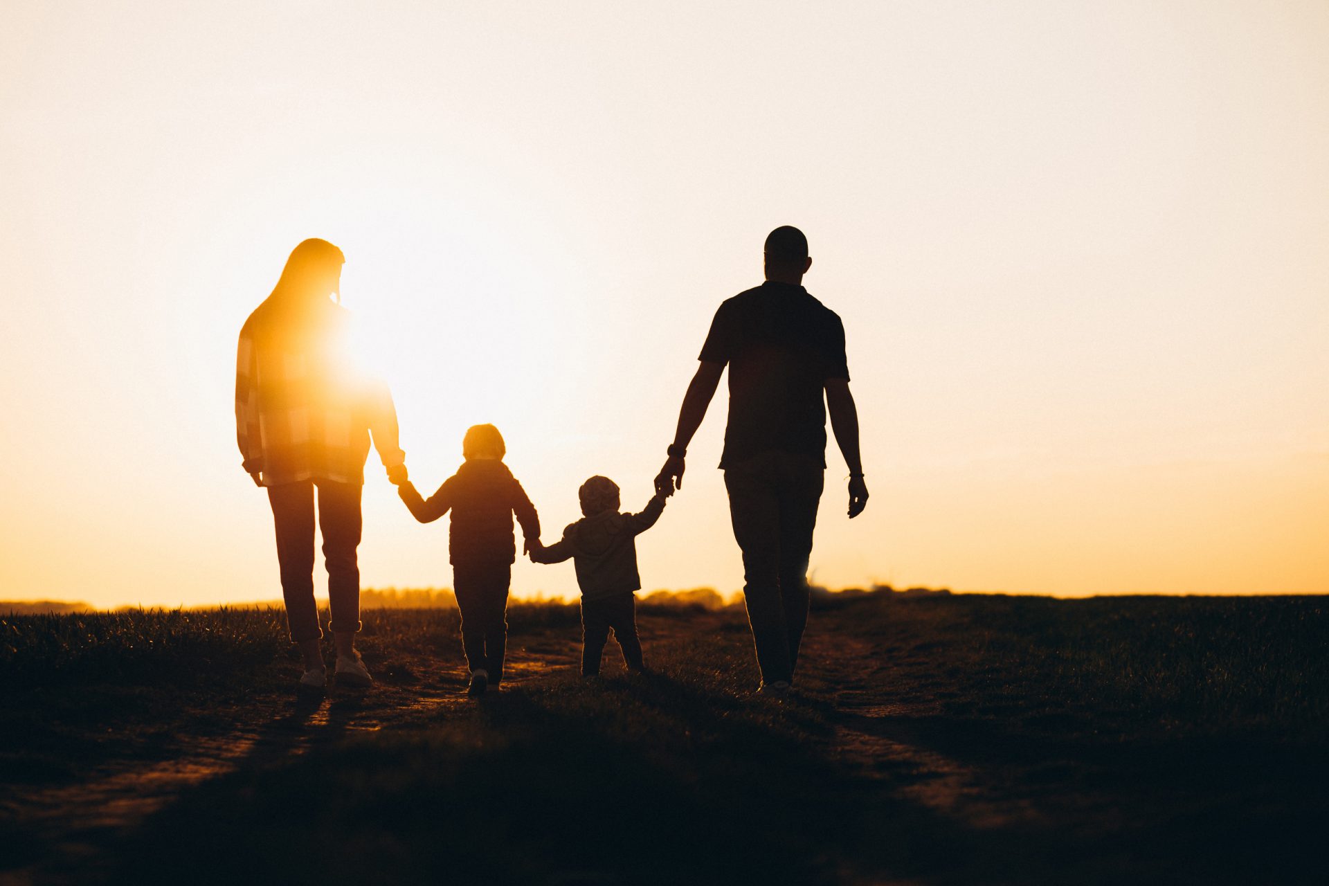 silhueta-de-familia-feliz-na-sunset-foto-gratuita