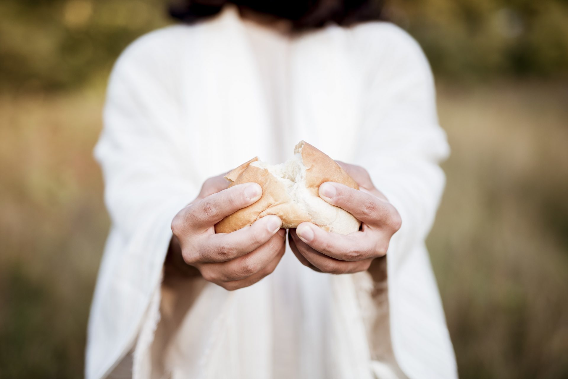 jesus-cristo-partindo-o-pao-foto-gratuita