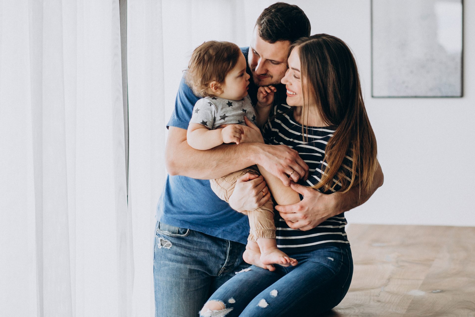 familia-jovem-com-seu-filho-pequeno-em-casa-foto